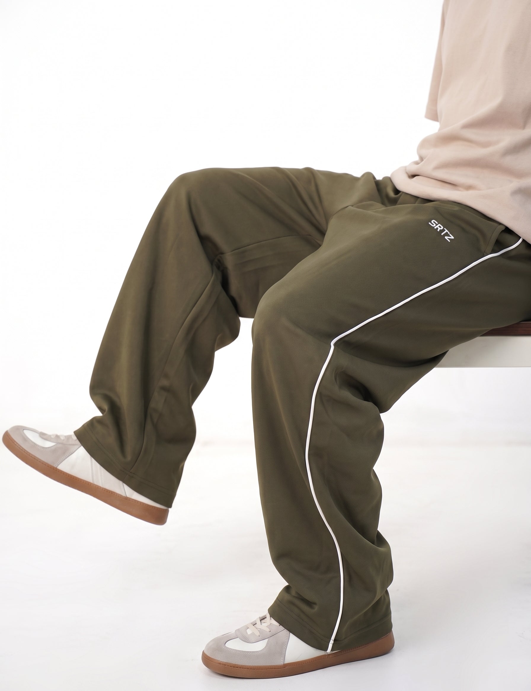 Create_loose_fit_baggy_apparel_202608081725.jpg