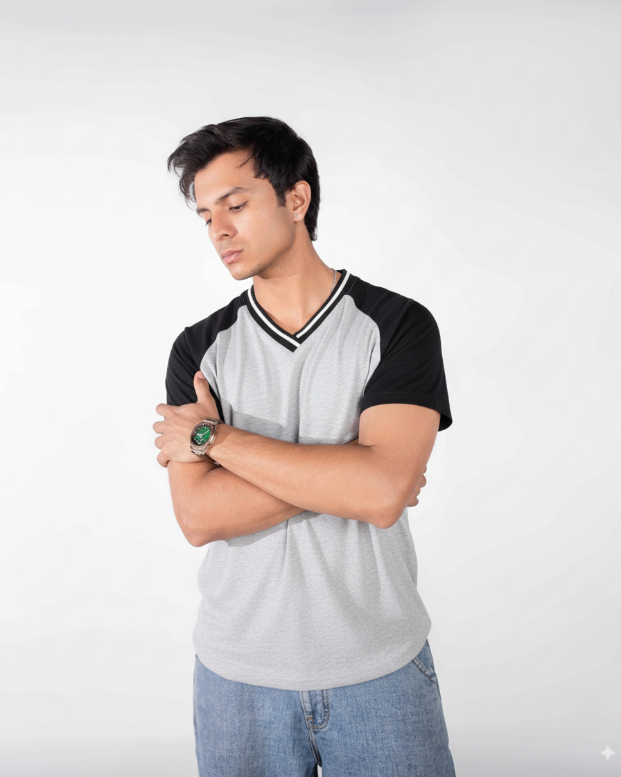 Sporty V-Neck Tee - Black