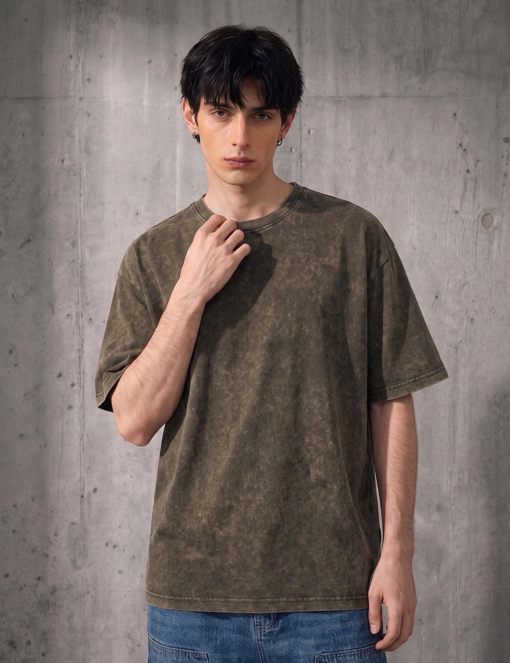 Model_posing_in_streetwear_fashion_202608171444.jpg