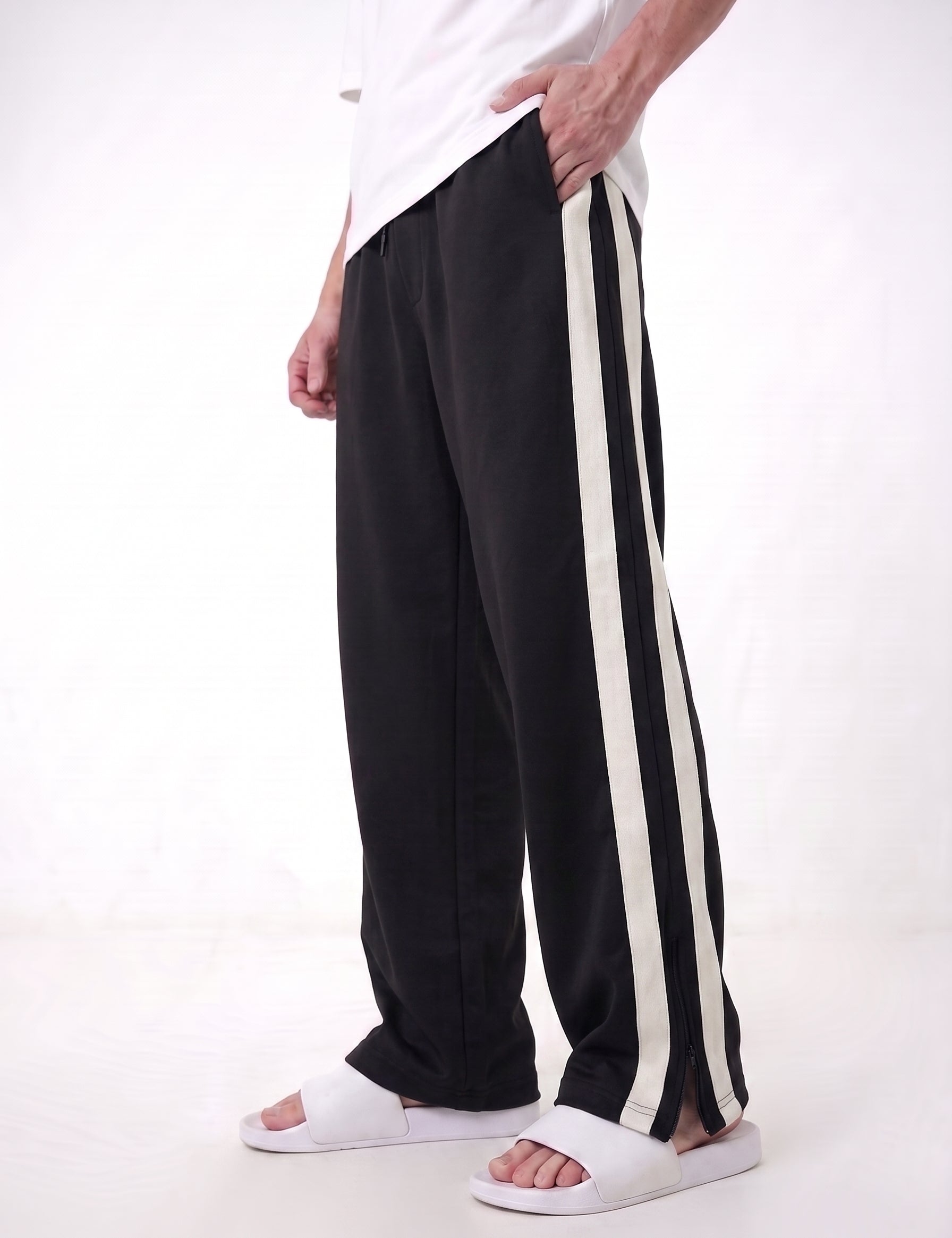 Model_wearing_baggy_trousers_2K_202608211626.jpg